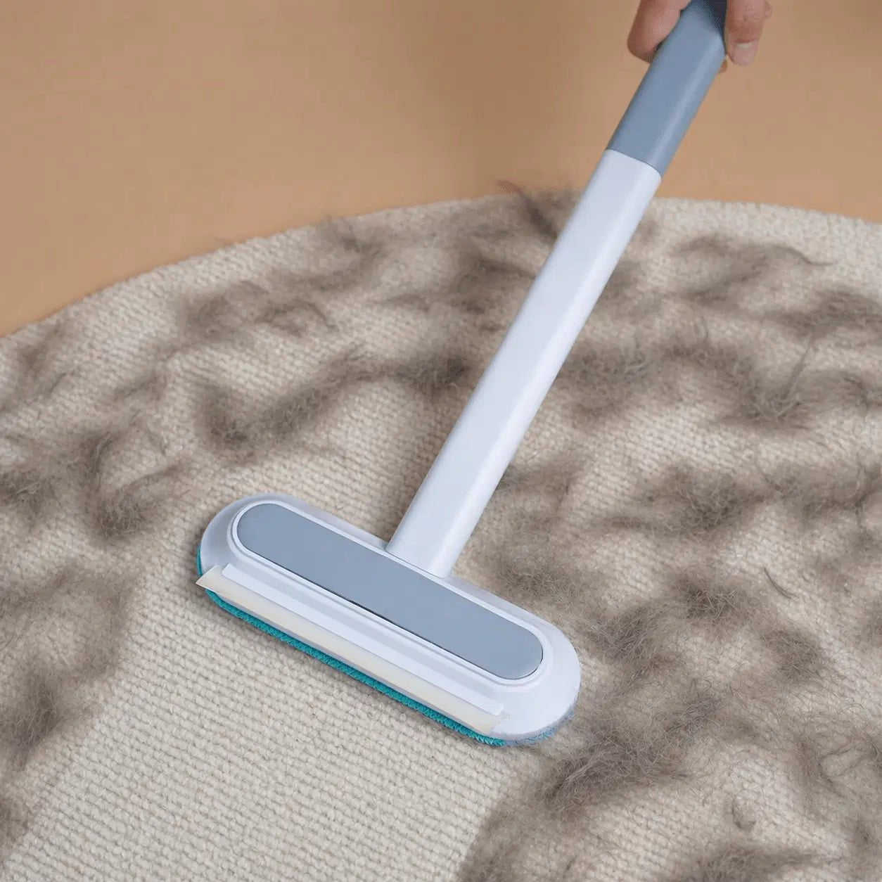 Dierharen verwijderen uit het auto-interieur en de bekleding met de 4-in-1 tool.