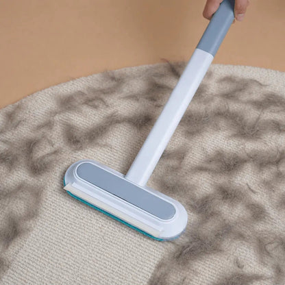 Dierharen verwijderen uit het auto-interieur en de bekleding met de 4-in-1 tool.